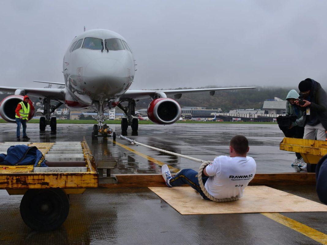 Установил мировой рекорд: в аэропорту Сочи спортсмен вручную отбуксировал самолет за 42 секунды (ВИДЕО)