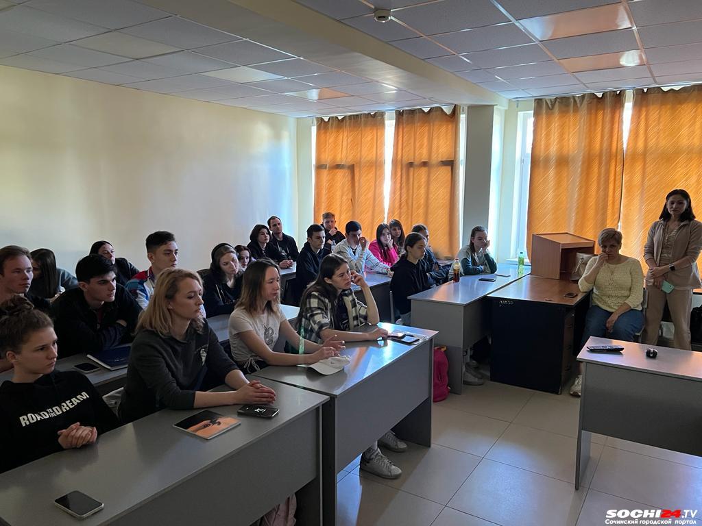 Сохраняя историческую правду: сочинские студенты встретились с героем-летчиком и ветеранами военных действий