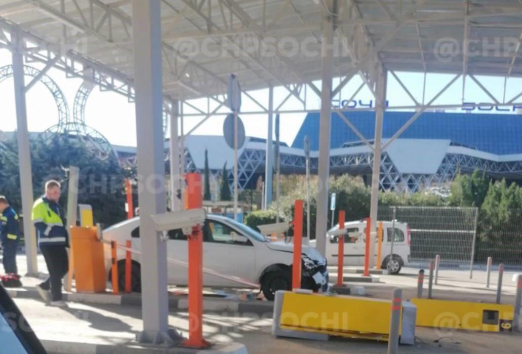 Умудрился же: в аэропорту Сочи таксист снес шлагбаум (ВИДЕО)