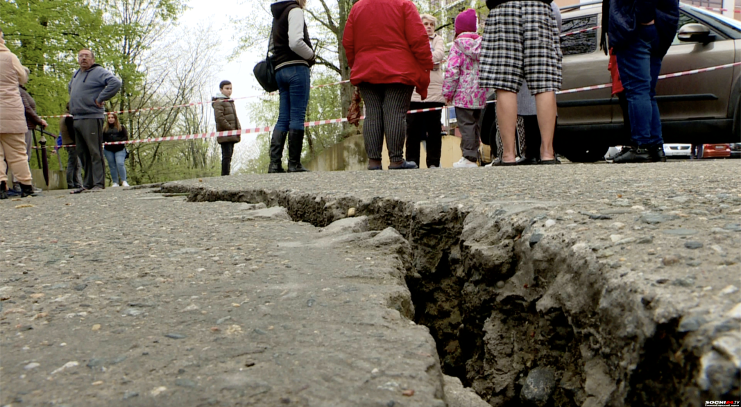 В Сочи оползень угрожает многоэтажному дому
