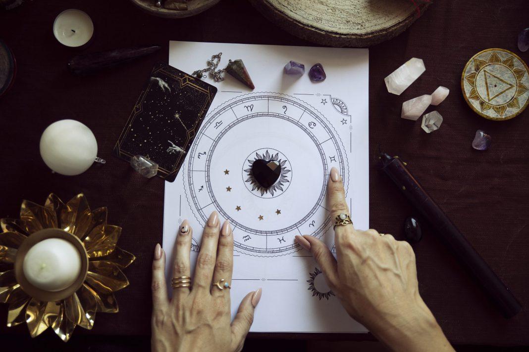 Астролог Глоба назвала два счастливых знака Зодиака: в мае 2023 их ожидают деньги и успех