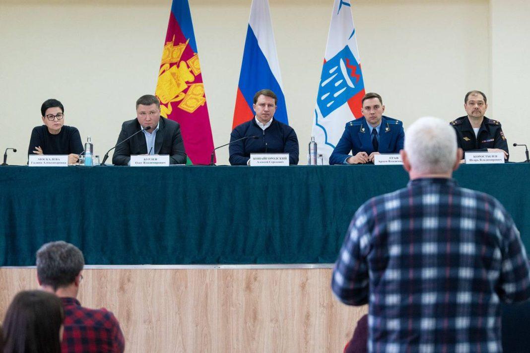 К ним прислушаются: сочинцы попросили мэра отремонтировать дороги, провести газ и благоустроить территорию