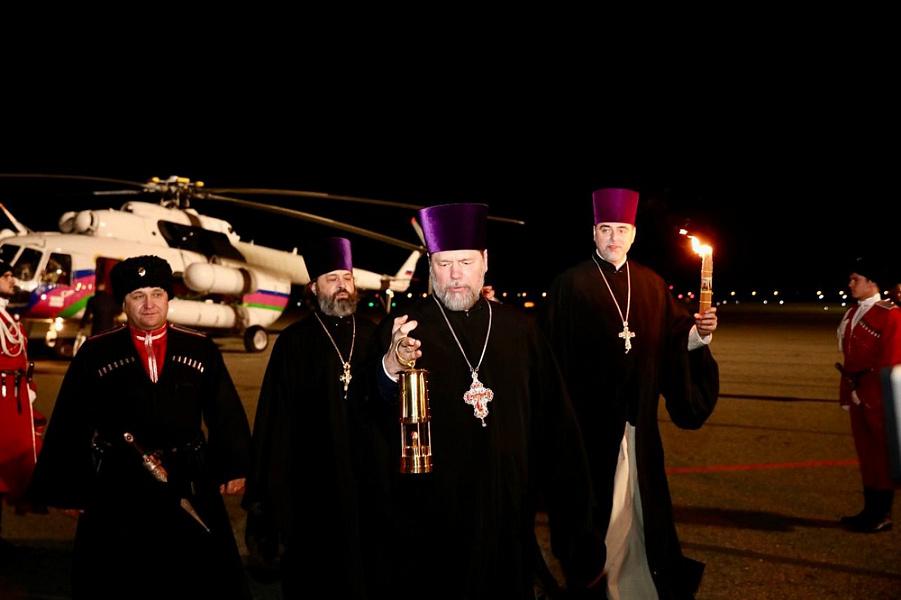 В Сочи спецрейсом из Иерусалима прилетел благодатный огонь