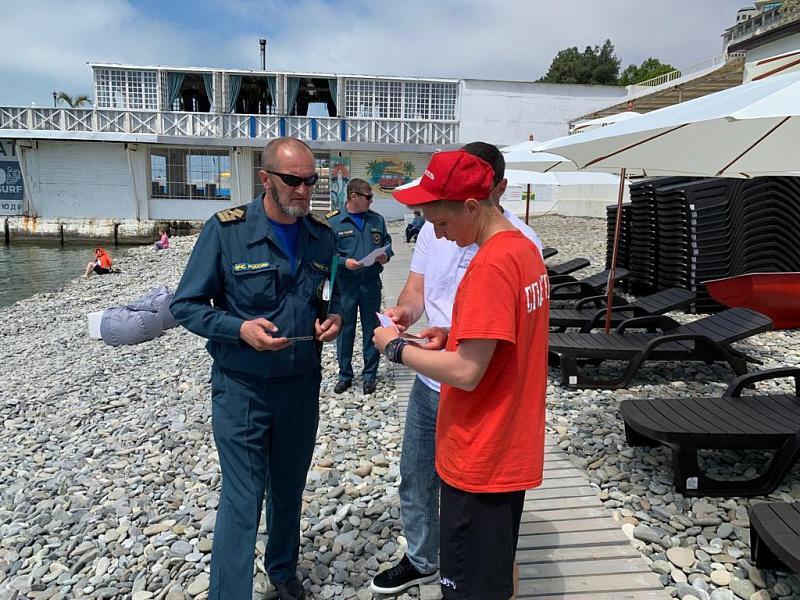 На пляжах Сочи заметили людей в форме: с чем это связано?