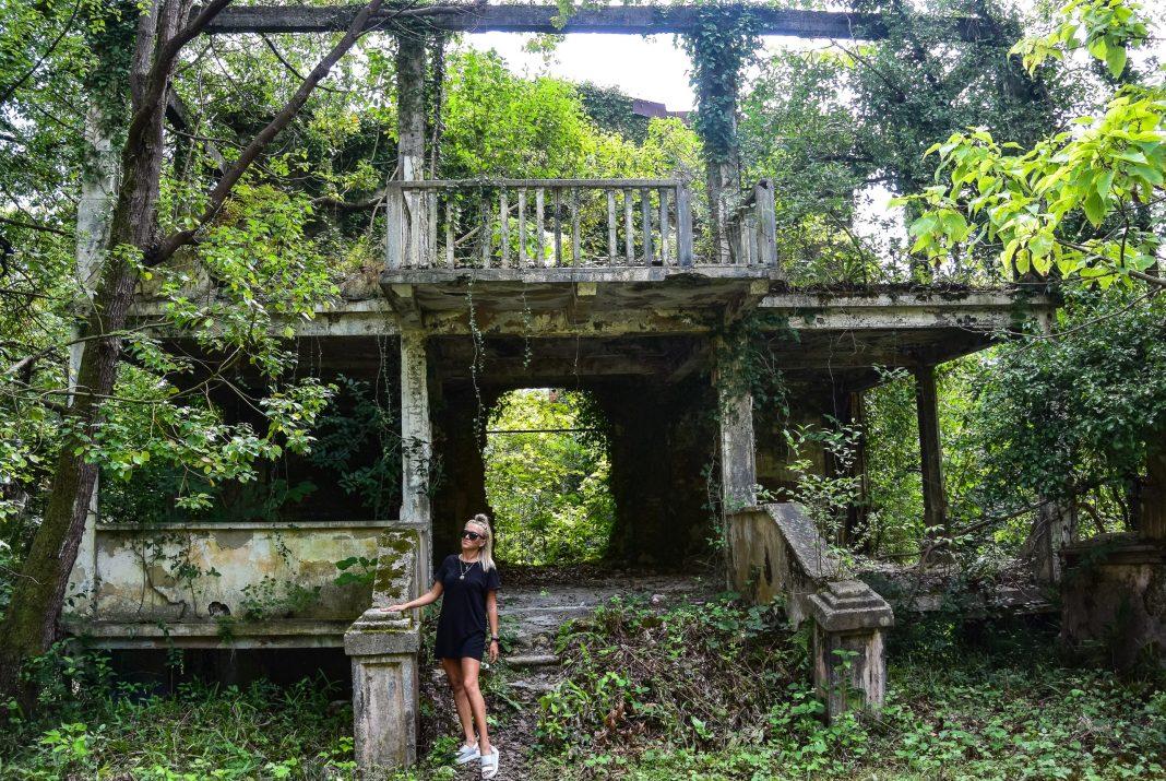 «Анархия, разруха и беззаконие»: россиянка хотела на отдых в Сочи, но денег хватило только на Абхазию — пришлось в поездке пострадать