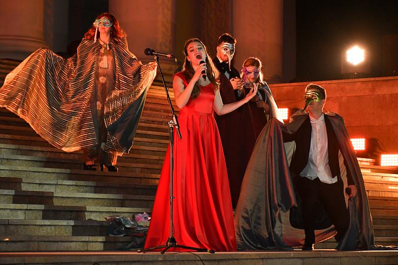 Сочинцы стали свидетелями грандиозного шоу у Зимнего театра