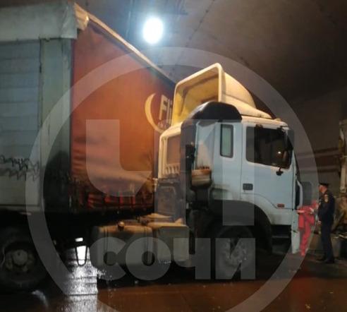 Страшное ДТП в Сочи: фура сбила все на своем пути (Видео)