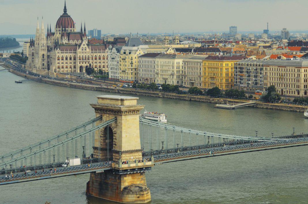 На улицах модницы, собаки и бомжи: что удивило россиянку, посетившую Будапешт?