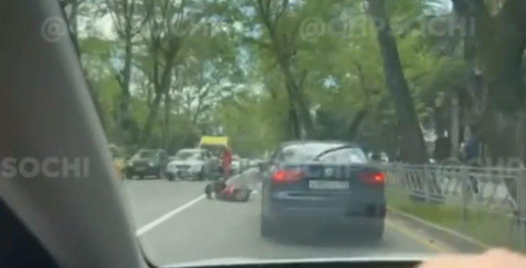 Вылетел на встречку: в Сочи скутерист лоб в лоб столкнулся с иномаркой (ВИДЕО)