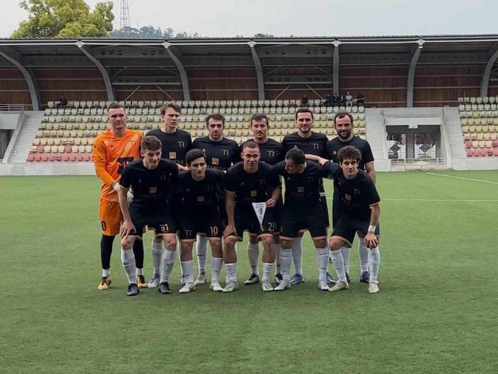 Упорная борьба: футболисты из Сочи провели товарищеский матч в Абхазии