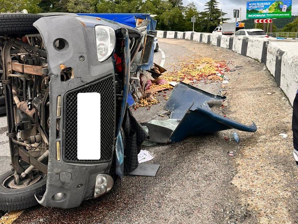 На трассе в Сочи перевернулась груженная овощами газель: три человека пострадали, движение затруднено (Видео)