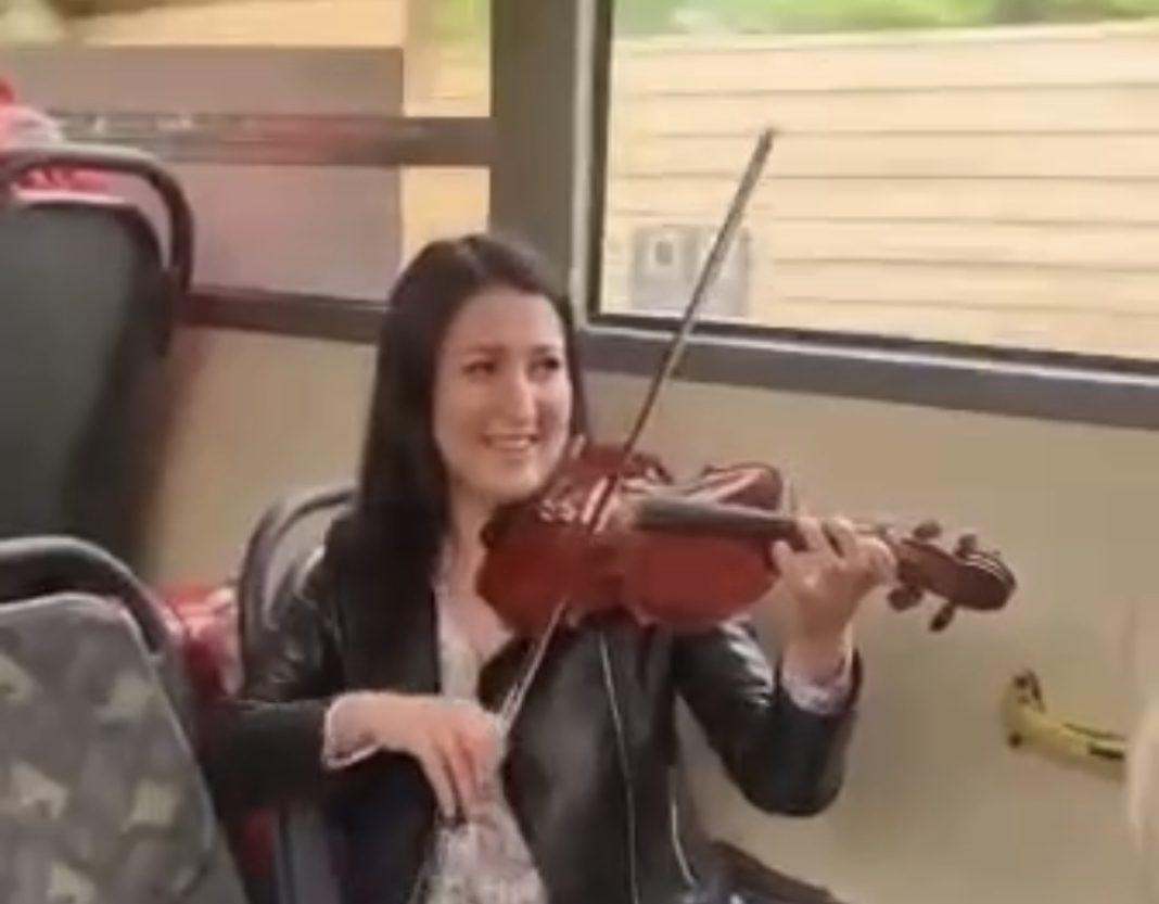 Мурашки по коже: сочинцы исполняют «Катюшу» в автобусах и с балконов домов (Видео)