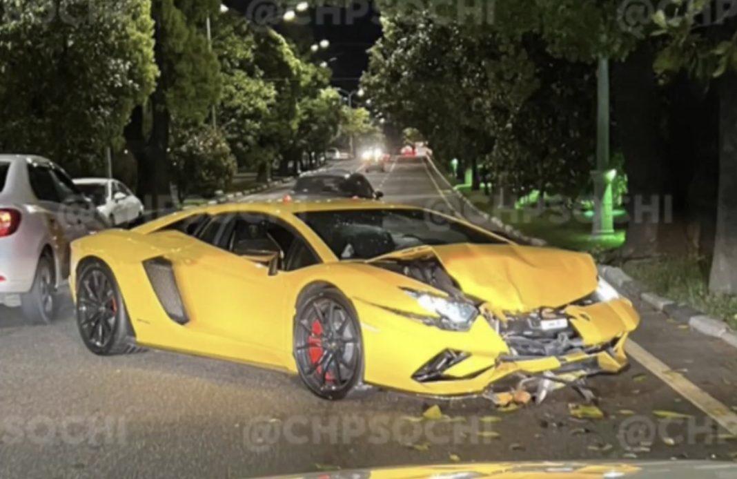 Отдыхает по-крупному: в центре Сочи водитель разбил дорогой спорткар (Видео)