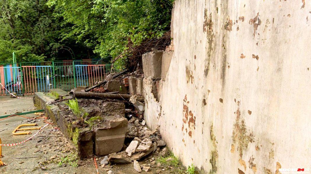 В Сочи оползень разрушил подпорную стену у многоквартирного дома: местные жители в опасности?