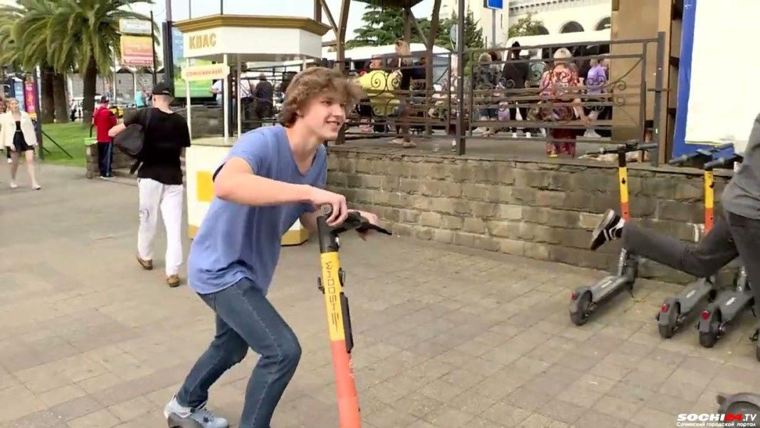 Осторожно: электросамокаты шалят на дорогах Сочи (Видео)