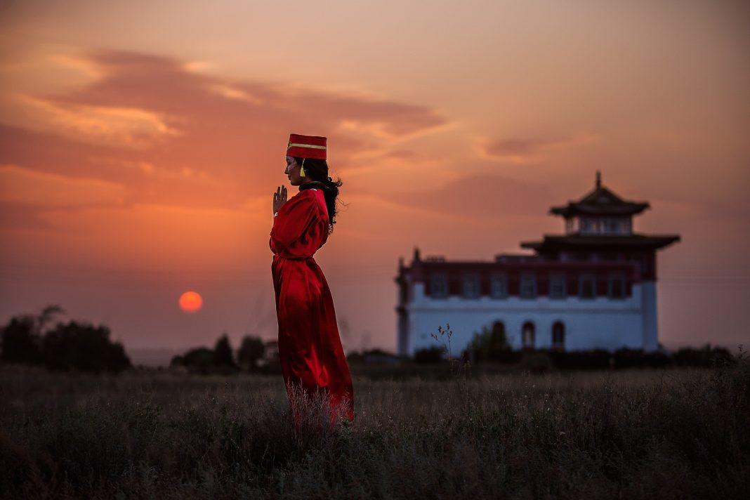 Туристы Краснодарского края отправились полюбоваться тюльпанами в Калмыкию