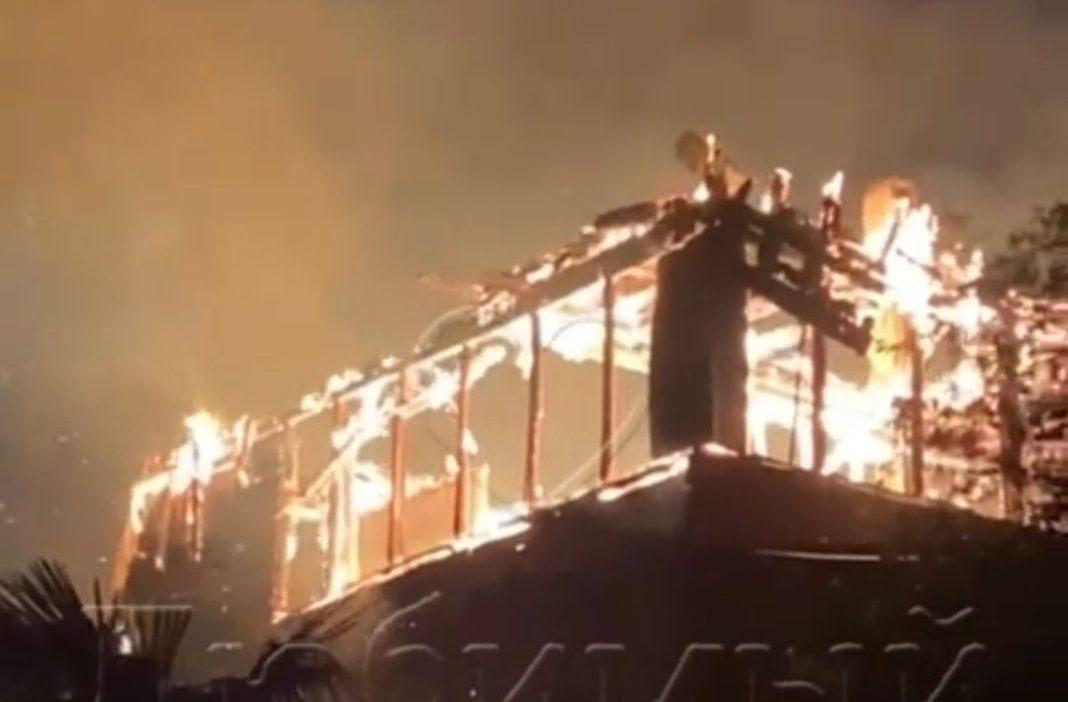 Этой ночью в Сочи сгорел частный дом с мансардой: огнеборцы тушили пожар не один час — вокруг было очень много дров (Видео)