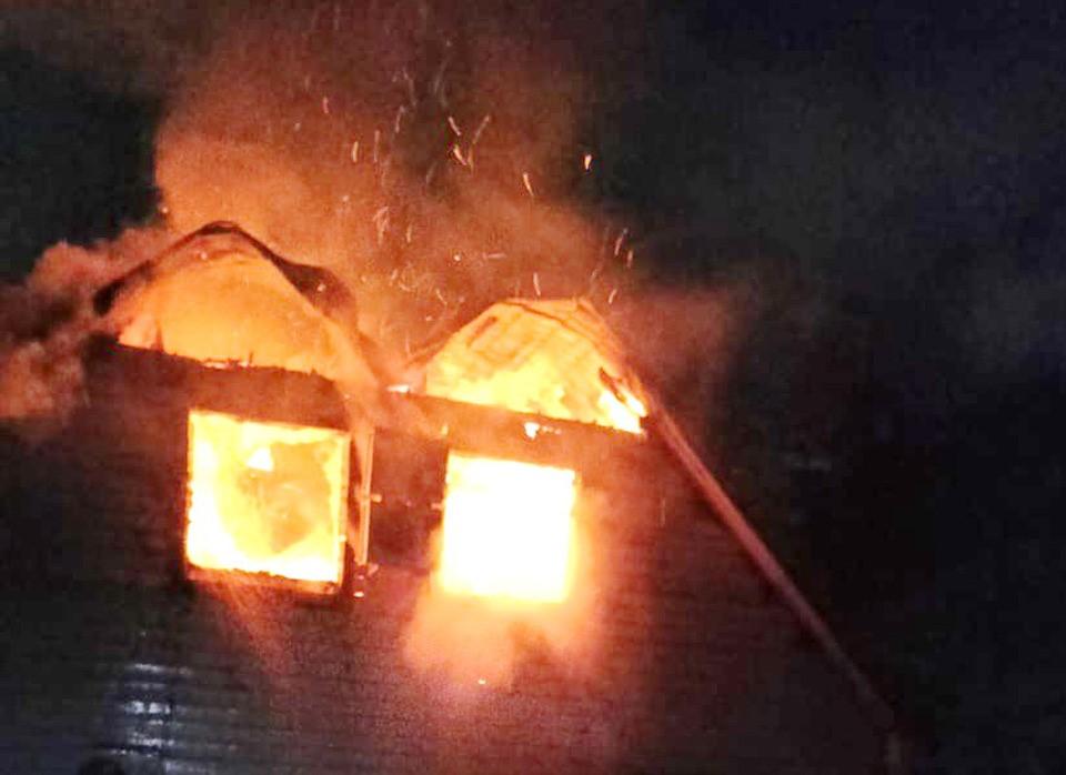 В Сочи загорелась гостиница: огнеборцы тушили пожар всю ночь