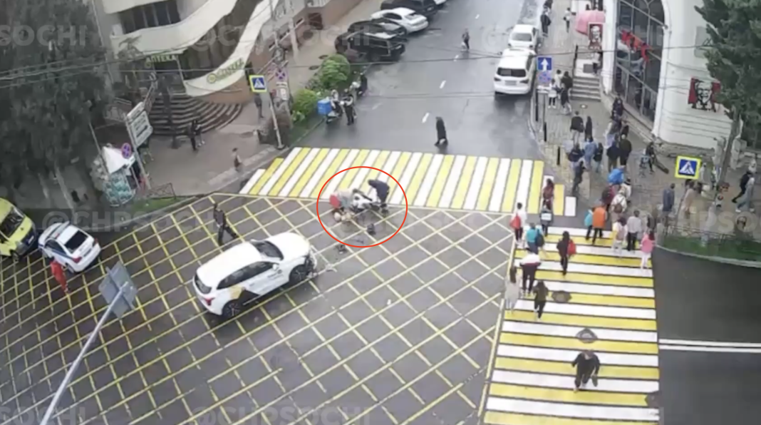 В центре Сочи автомобиль сбил скутериста (Видео)
