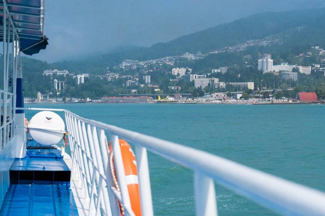 Шутка не удалась: в Сочи мужчина столкнул девочку в море, и она пострадала