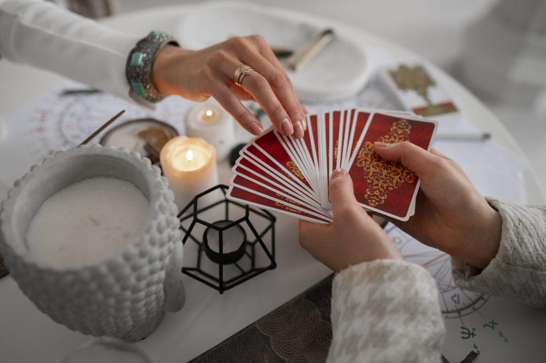 Таролог рассказала, кого из знаков Зодиака ожидает безудержное веселье, а кого подстерегают опасности (ЛЕТО 2023)