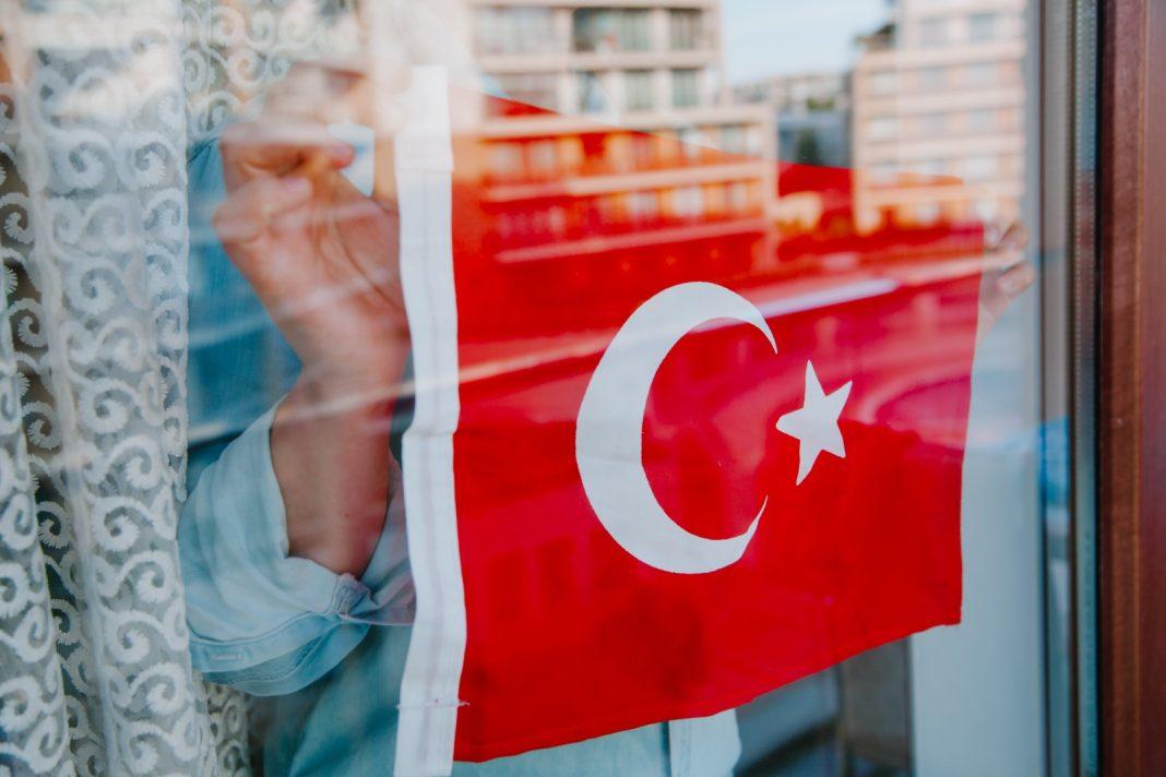 Курицы во дворах ЖК и печки на балконе: россиянка рассказала о том, как живут простые турки