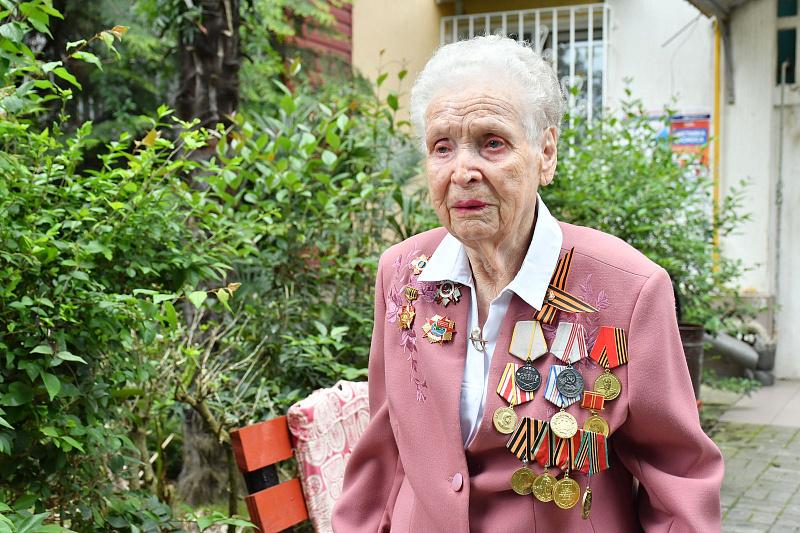 «Парад у дома ветерана»: в Сочи проходит акция, приуроченная ко Дню Великой Победы