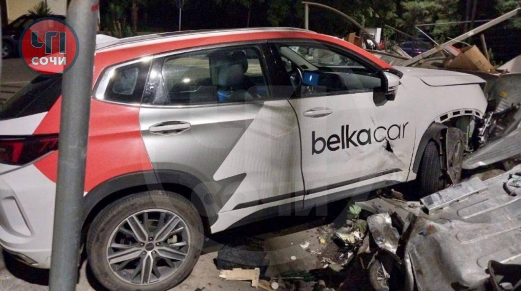 Летел, как ракета: каршеринг снес мусорные баки в центре Сочи