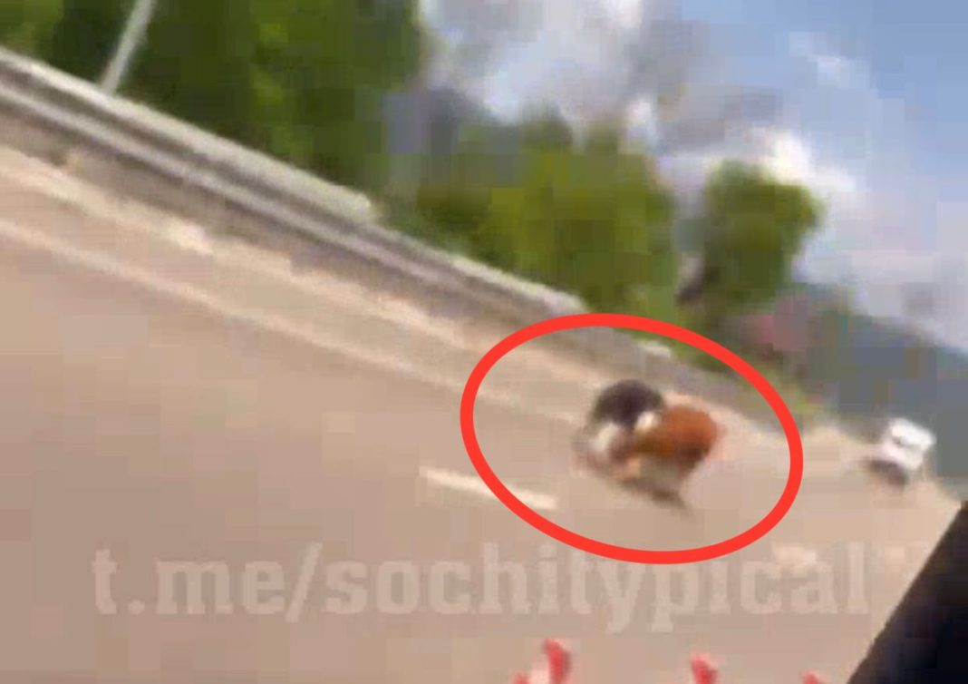 Жесткие разборки: на трассе в Сочи сцепились два хулигана (Видео)