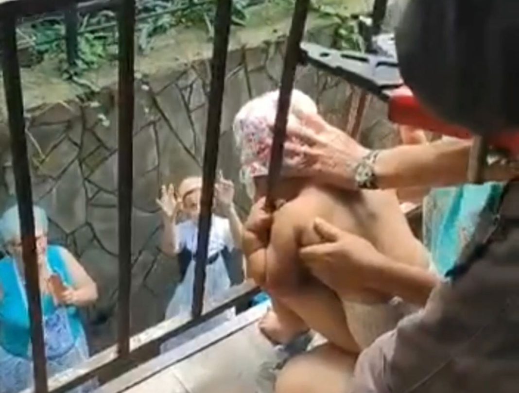 В Сочи полуторагодовалый ребенок застрял на балконе (Видео)