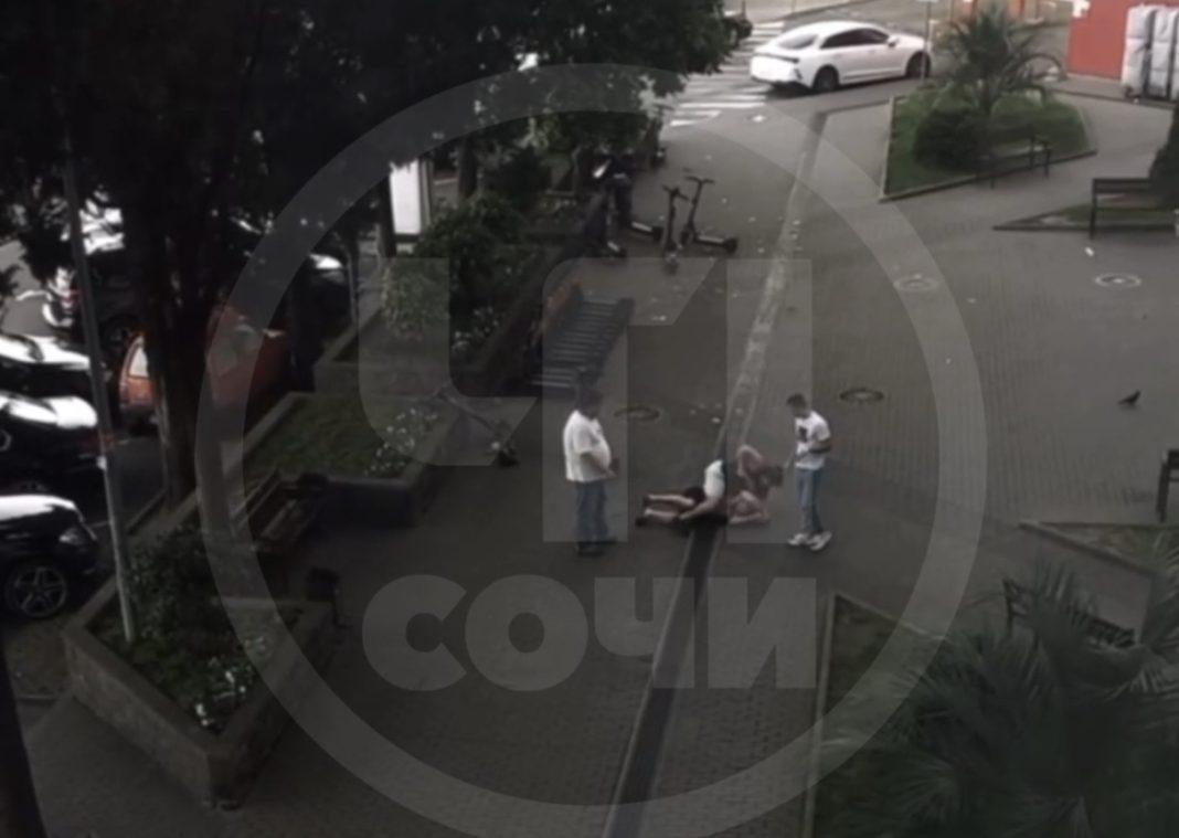 Убежать не удалось: пьяная драка между мужчиной и женщиной в Сочи закончилась унижением (Видео)