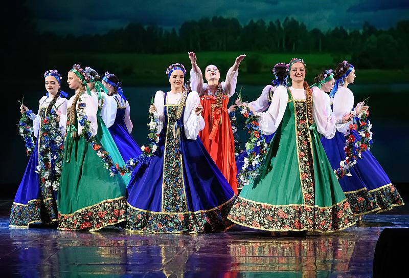 «Красная гвоздика»: в Сочи открылся Международный фестиваль национальной патриотической песни им.Иосифа Кобзона