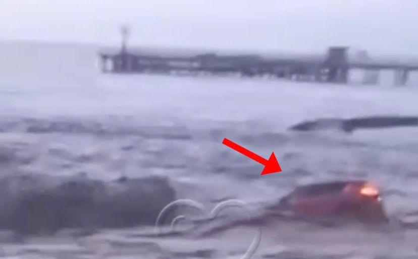 Выпрыгнул в панике: в Сочи стихия едва не забрала жизнь мужчины (Видео)