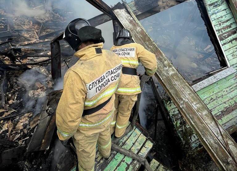 Пожар средь бела дня: в Сочи сгорел коттедж