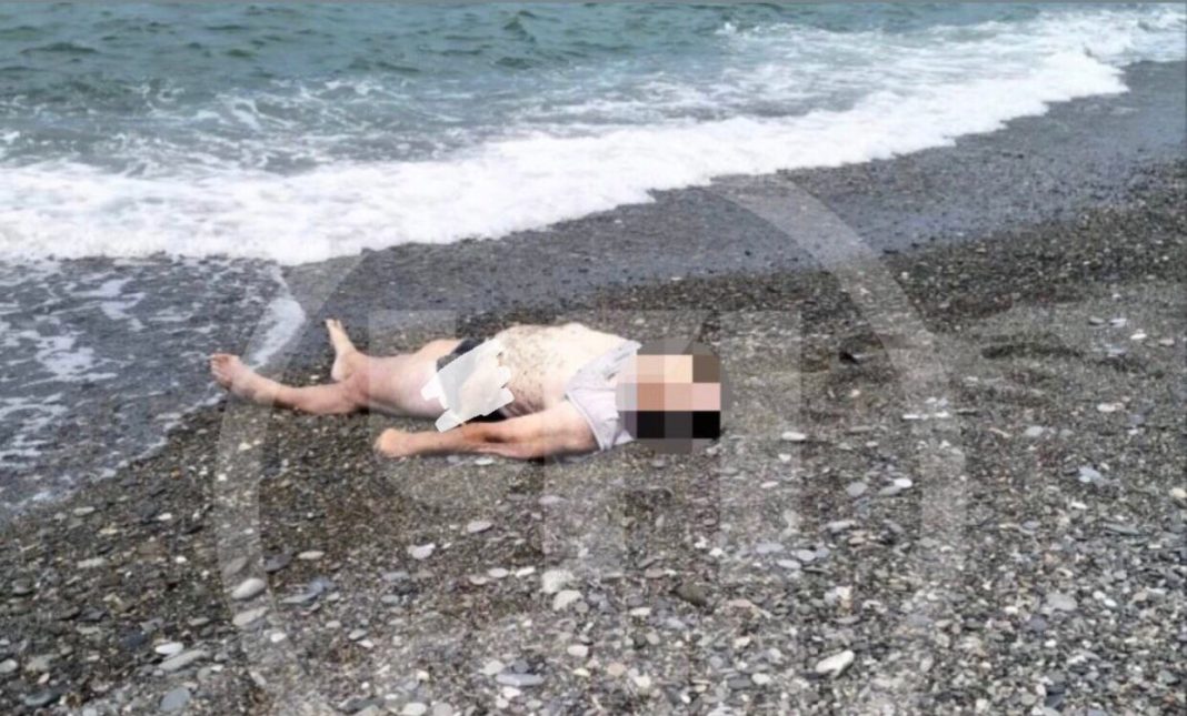 Снова выплыл труп: на море в Сочи отдыхающие сфотографировали мужчину без признаков жизни (жуткие кадры)