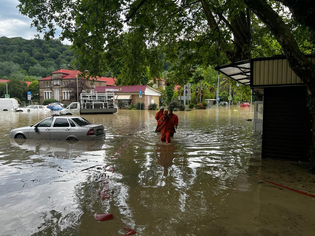 Ночной кошмар на Мацесте: в Сочи река вышла из берегов, дома на грани затопления