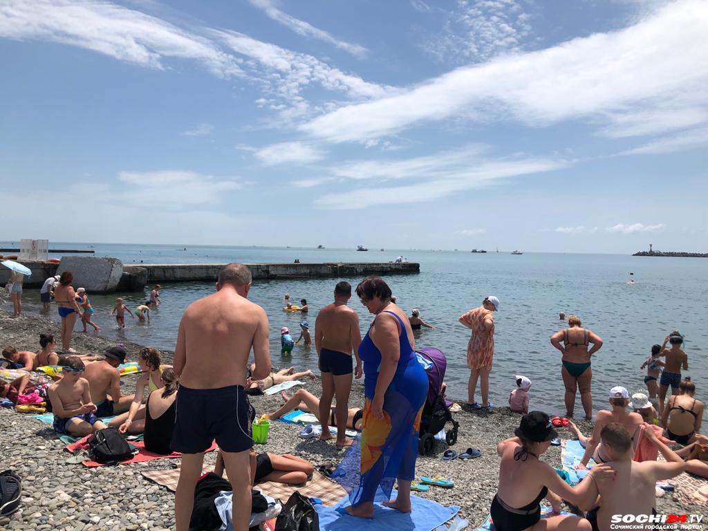 Штормовое предупреждение – не помеха: спасатель рассказал, почему в Сочи люди продолжают купаться в море