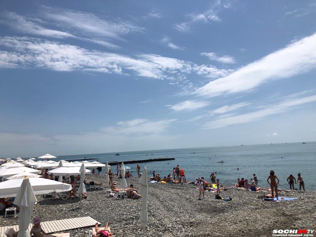 Все равно сгорели: отдыхающие в Сочи поделились, почему купаются в море в самое пекло