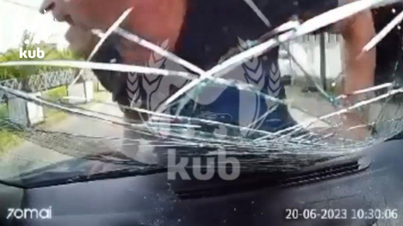 Разбежавшись прыгнуть на капот: в Сочи в мужчину вселился демон, что это было?