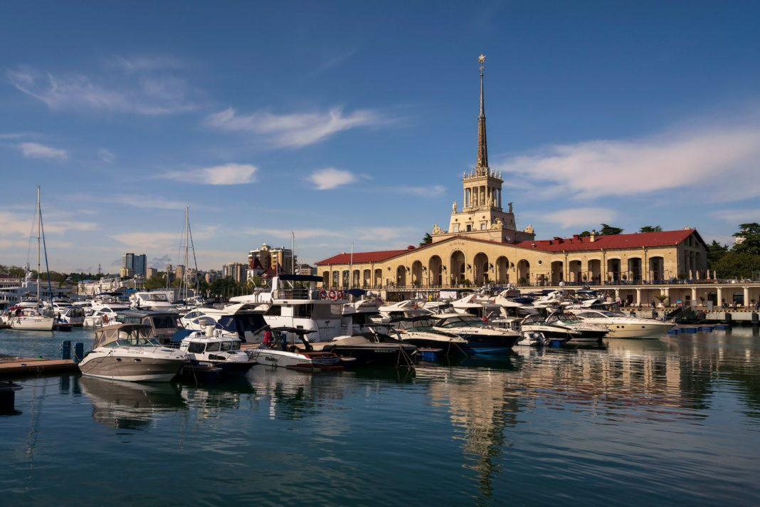 Купальный сезон в Сочи открыт: до каких показателей прогрелось море на курорте