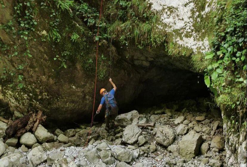 В Сочи пожилая женщина ушла в лес и исчезла (Видео)