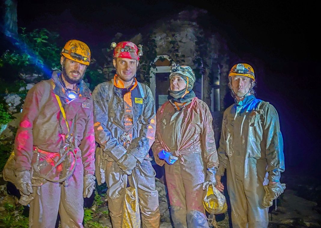 Рисковали ради науки: спасатели в Сочи смогли сохранить жизни ученых (Видео)