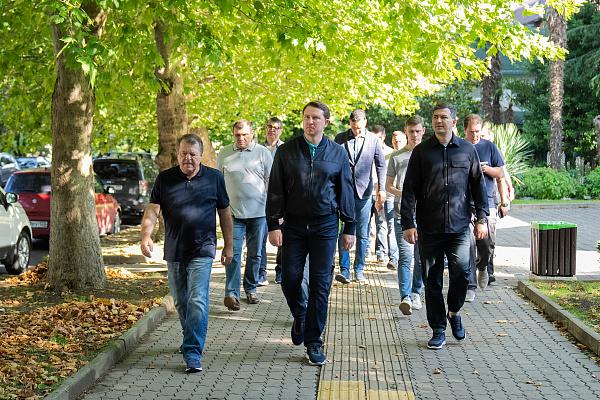 Что мэр Сочи делает в Адлере в пик летнего сезона?