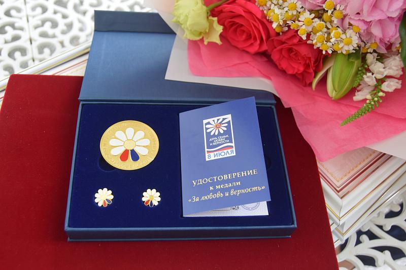 В Сочи мэр поздравил супружеские пары с Днем семьи, любви и верности