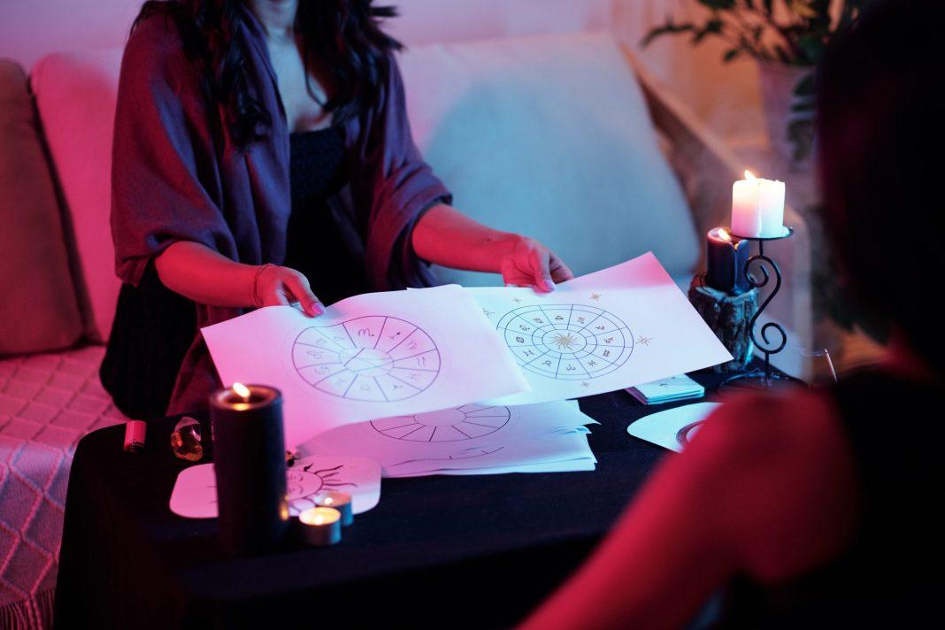 Одни будут хитрить, а другие утешать близких: астролог поведала, что ждет каждый знак Зодиака на грядущей неделе