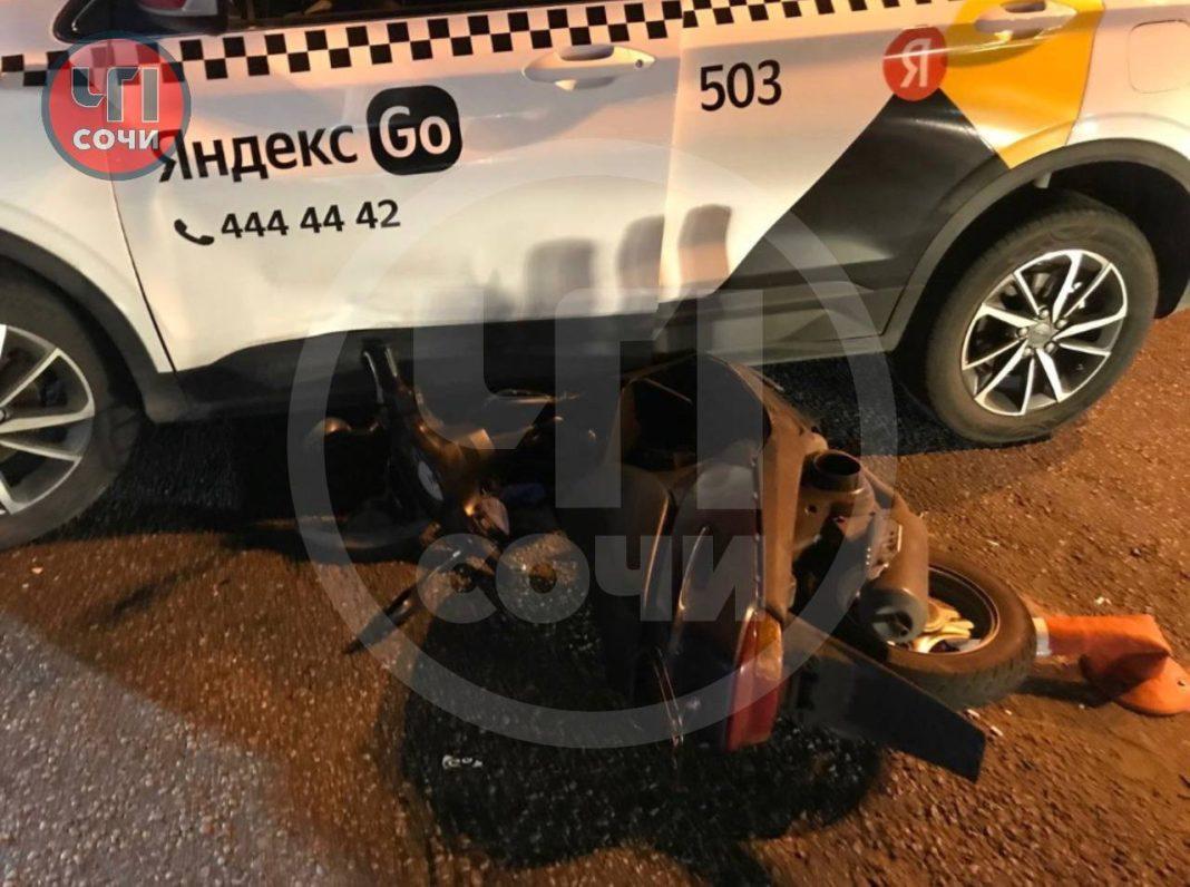 Столкновение в Сириусе: пострадавший в результате ДТП курьер попал в больницу