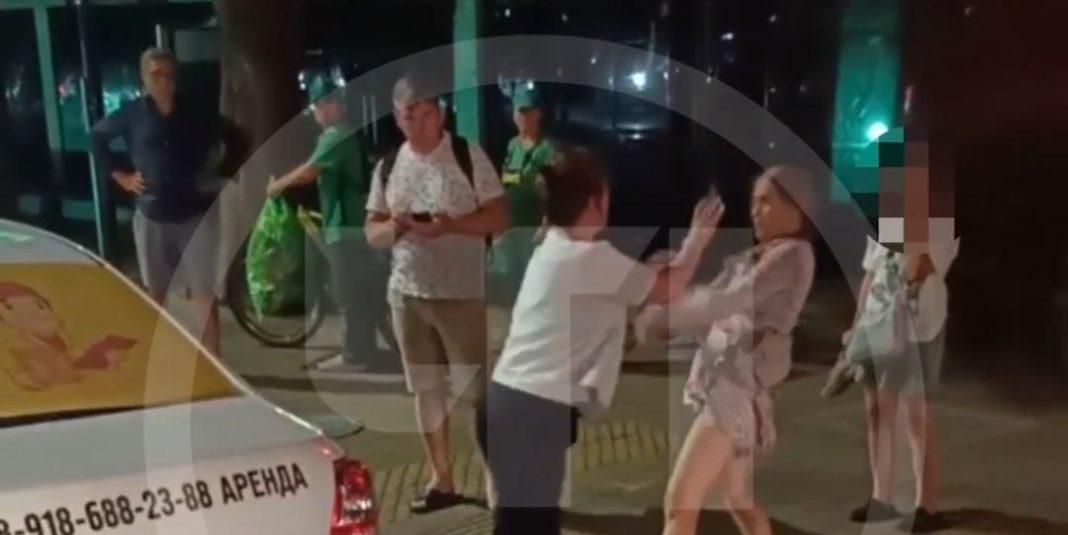 Встретились как-то в такси две женщины: в Сочи таксистка подрался с пассажиркой