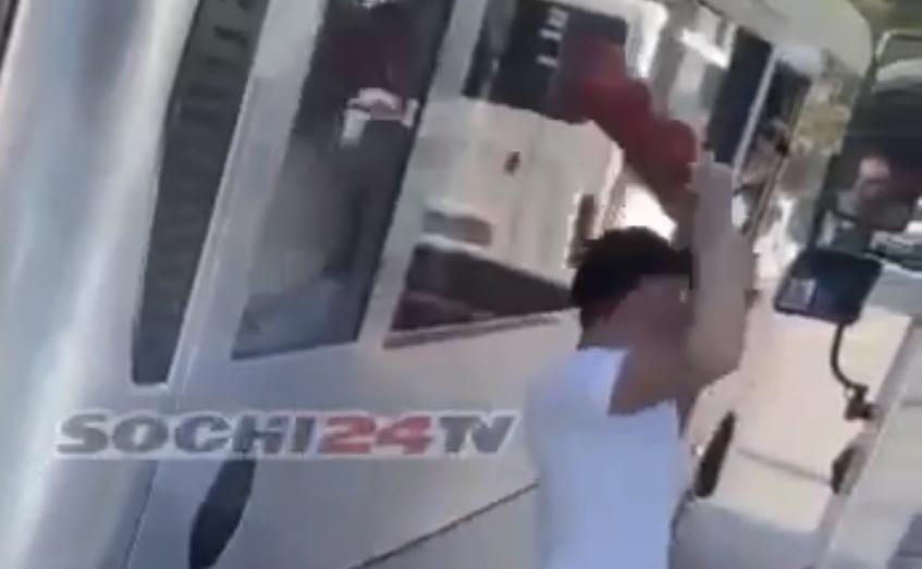В Сочи один водитель автобуса напал на другого с огнетушителем (Видео)