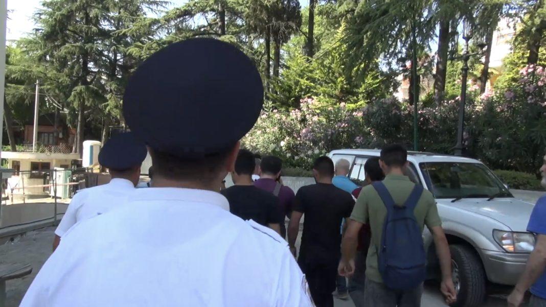 В Сочи полиция арестовала 20 шумных «соседей», которые лишили местных жителей сна (Видео)