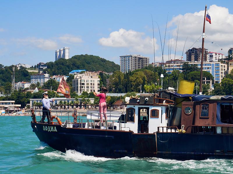 Ты морячка, я моряк: в Сочи прошел парад яхт ко Дню ВМФ